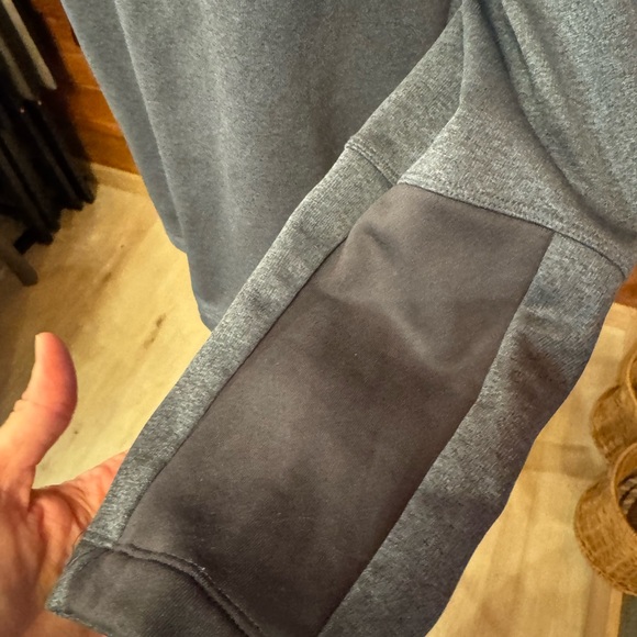 The North Face 1/2 zip - Picture 5 of 7